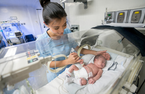 dziecko niemowlak inkubator