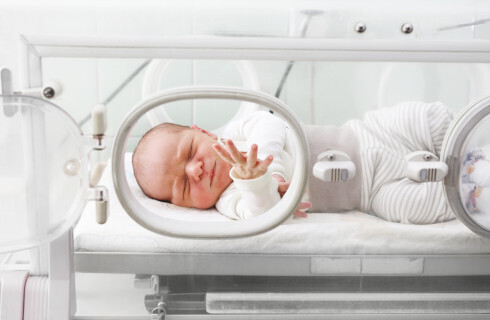 dziecko niemowlak inkubator