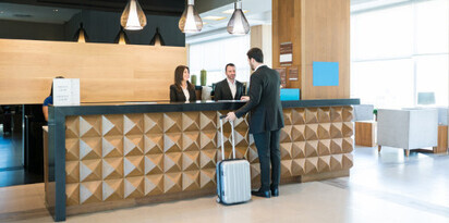 hotel recepcja goscie