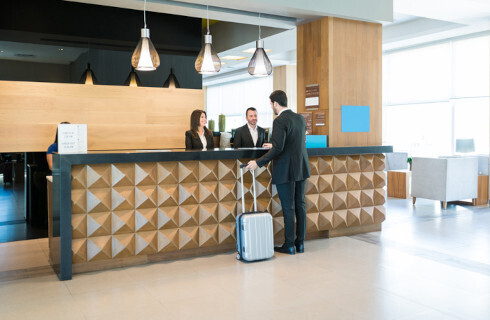 hotel recepcja goscie