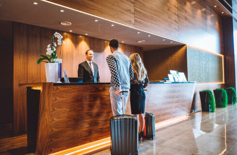 hotel recepcja goscie