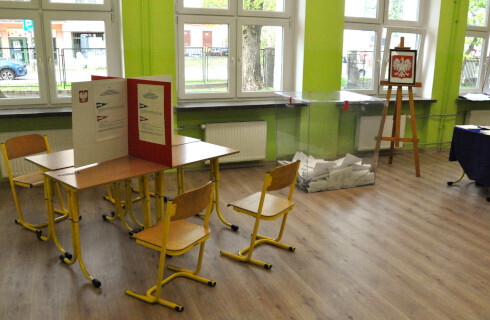 wybory 2024 stolik krzesla