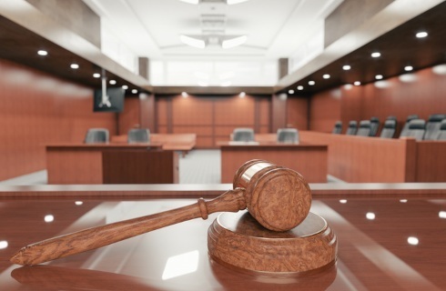 sad sala rozpraw mlotek