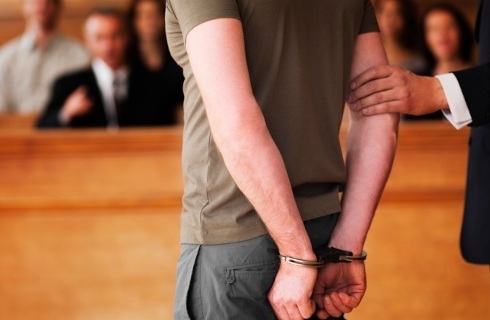 sad proces oskarzony kajdanki