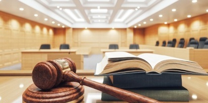 sad sala rozpraw mlotek