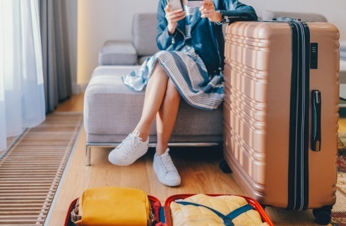 turystka walizki pakowanie