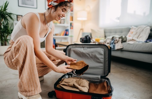 turystka walizka pakowanie