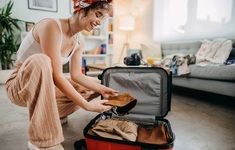 turystka walizka pakowanie