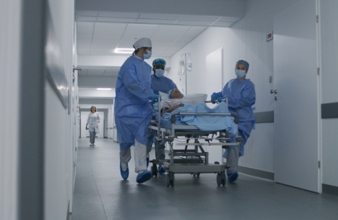 szpital korytarz personel medyczny