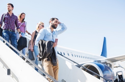 turysci podroz samolot lotnisko