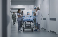 szpital korytarz pacjentka lozko