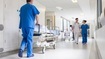 szpital korytarz personel medyczny