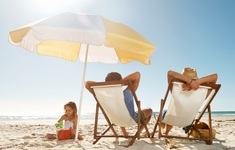 turysci rodzina plaza parasol