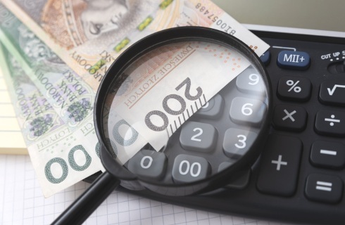 zlotowki banknoty lupa kalkulator