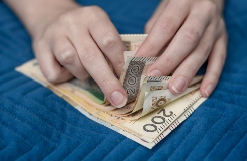 zlotowki banknoty dlonie kobieta