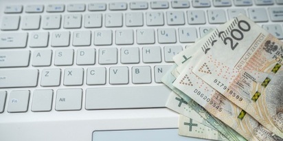 zlotowki banknoty laptop