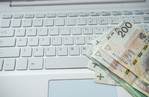 zlotowki banknoty laptop