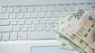 zlotowki banknoty laptop
