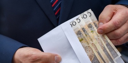 zlotowki banknoty koperta krawat mezczyzna