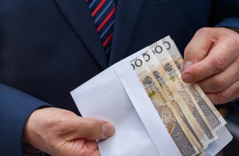 zlotowki banknoty koperta krawat mezczyzna