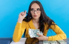 zlotowki banknoty kobieta