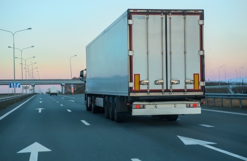 ciezarowka chlodnia autostrada naczepa