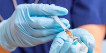 szczepienie strzykawka pielegniarka