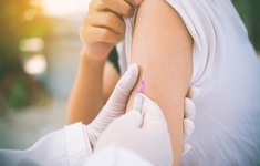 szczepienie strzykawka osoba