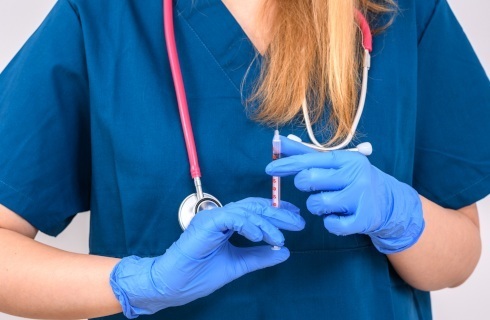 szczepienie strzykawka pielegniarka