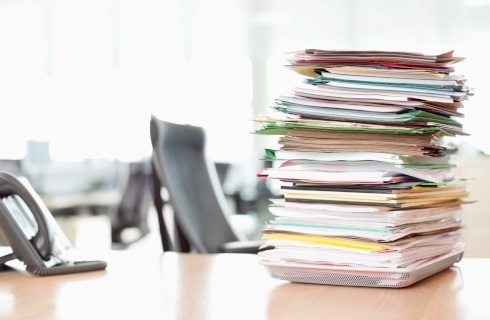 dokumenty stos biurko