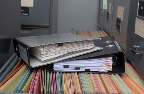 W protokołach z sesji coraz mniej treści