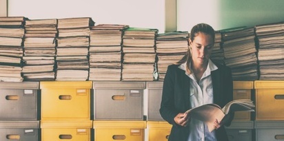 dokumenty segregatory kobieta