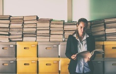 dokumenty segregatory kobieta