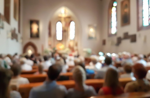 Upadek w czasie mszy – „wypadkowe” księdzu się należy