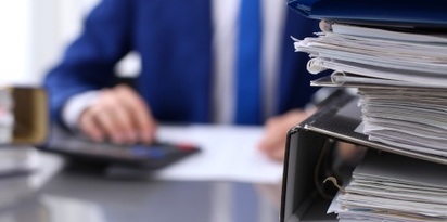 dokumenty segregatory biurko mezczyzna