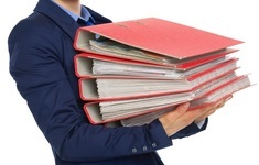 dokumenty segregatory mezczyzna