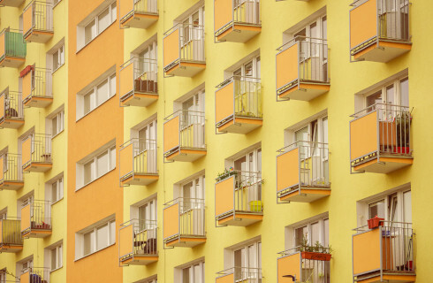 Prezesi chcą dostać mieszkania po samotnych wdowach