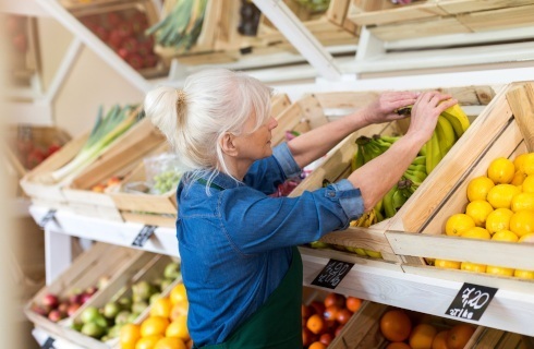 sklep warzywa sprzedawczyni