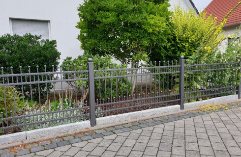 Ogrodzenie nie może być z drutem kolczastym, ani z tłuczonym szkłem