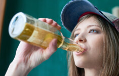 mlodziez dziewczyna alkohol piwo