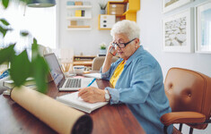 seniorka telefon laptop