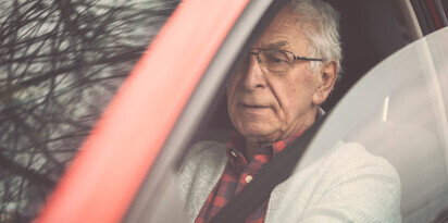 senior kierowca samochod