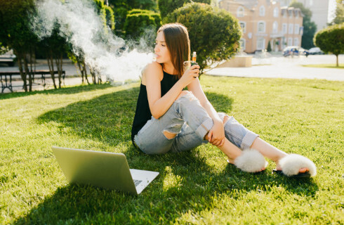 epapieros dziewczyna laptop