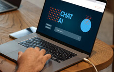 ai sztuczna inteligencja chatbot laptop