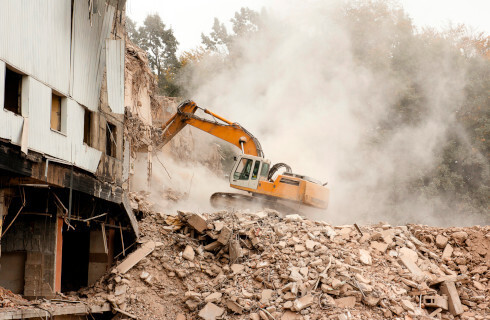 gruzy koparka dom