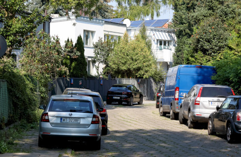 samochod ulica chodnik