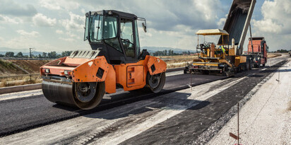 walec asfalt ciezarowka