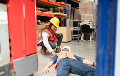 wypadek podloga pomoc