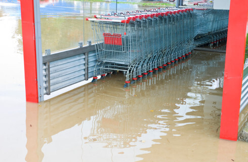 powodz zalanie koszyki sklepowe