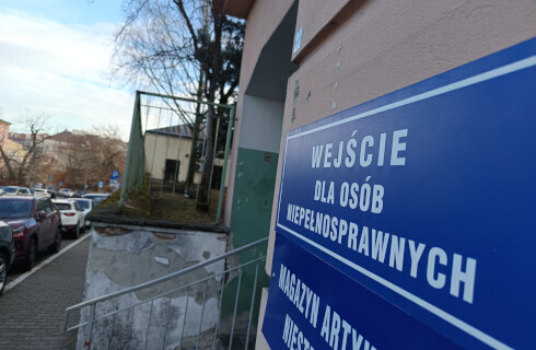 wejscie dla niepelnosprawnych